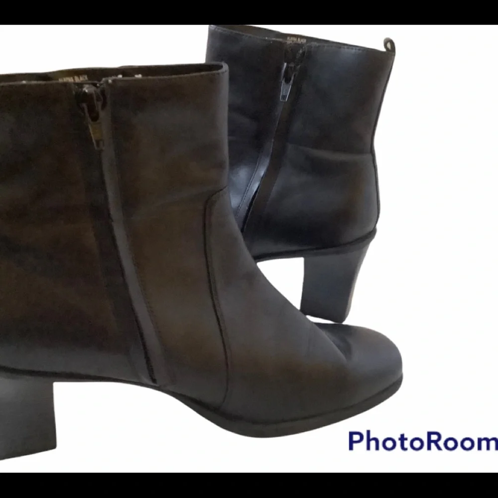 Croft and barrow women’s Alayna black leather block heel zip booties size 10